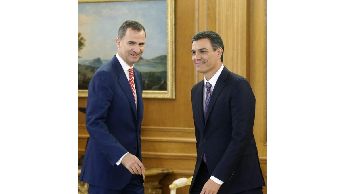 El rey recibió ayer a Pedro Sánchez en La Zarzuela. ÁNGEL DÍAZ