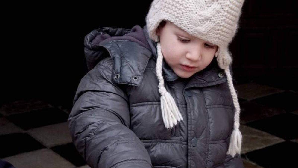 Un niño coge las deseadas almendras.