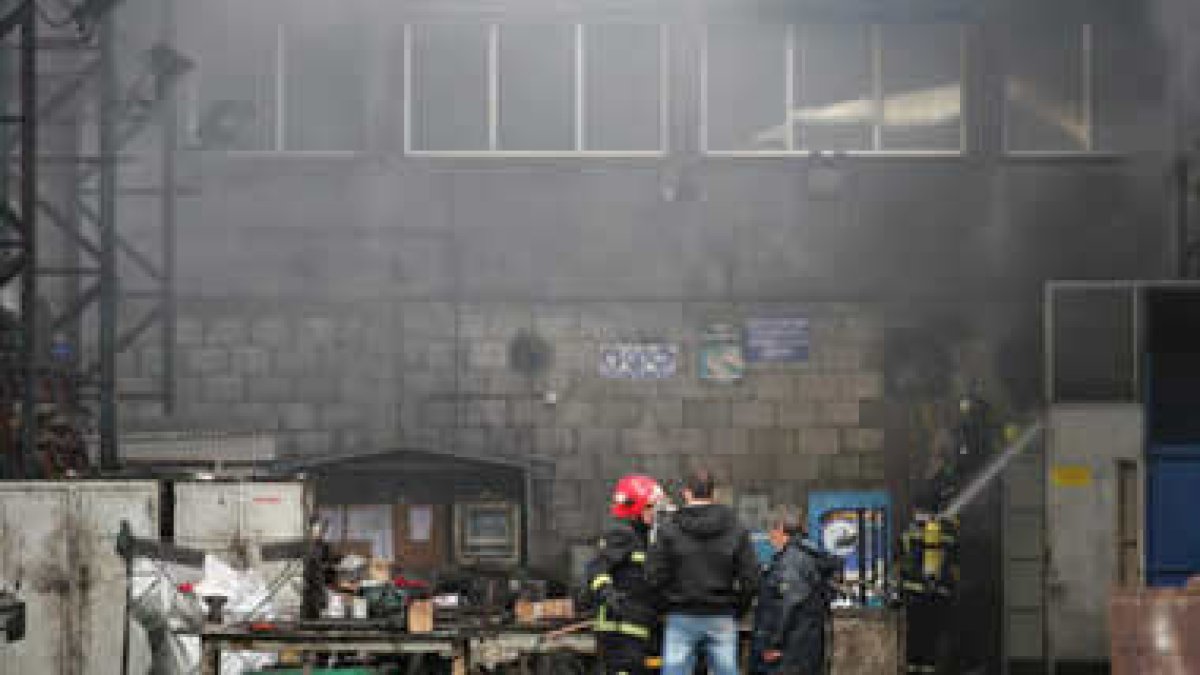 En el interior del recinto, los bomberos trabajaron para evitar que el fuego se siguiera propagando.
