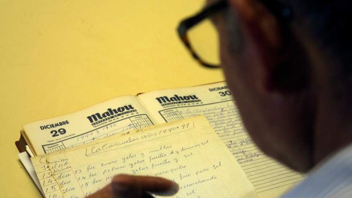 Un vecino de Alija del Infantado toma nota de las cabañuelas desde hace años. ANA M. DÍEZ