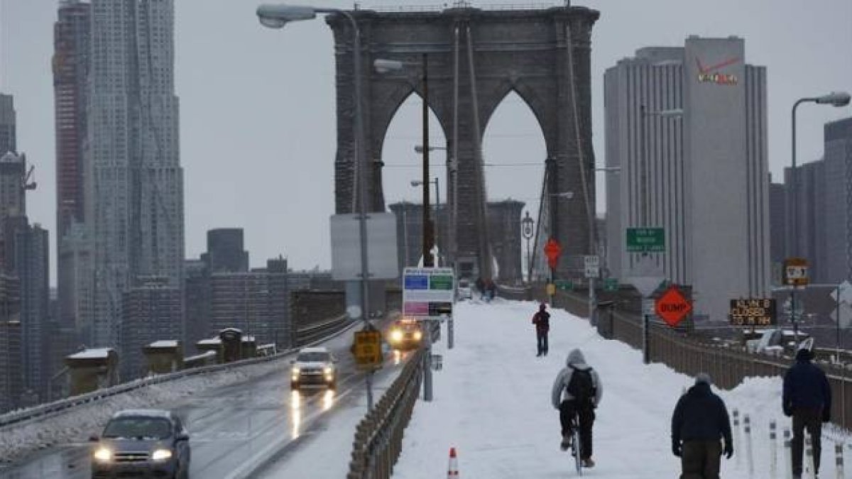 Peatones y vehículos cruzan el puente de Brooklyn, el 27 de enero.