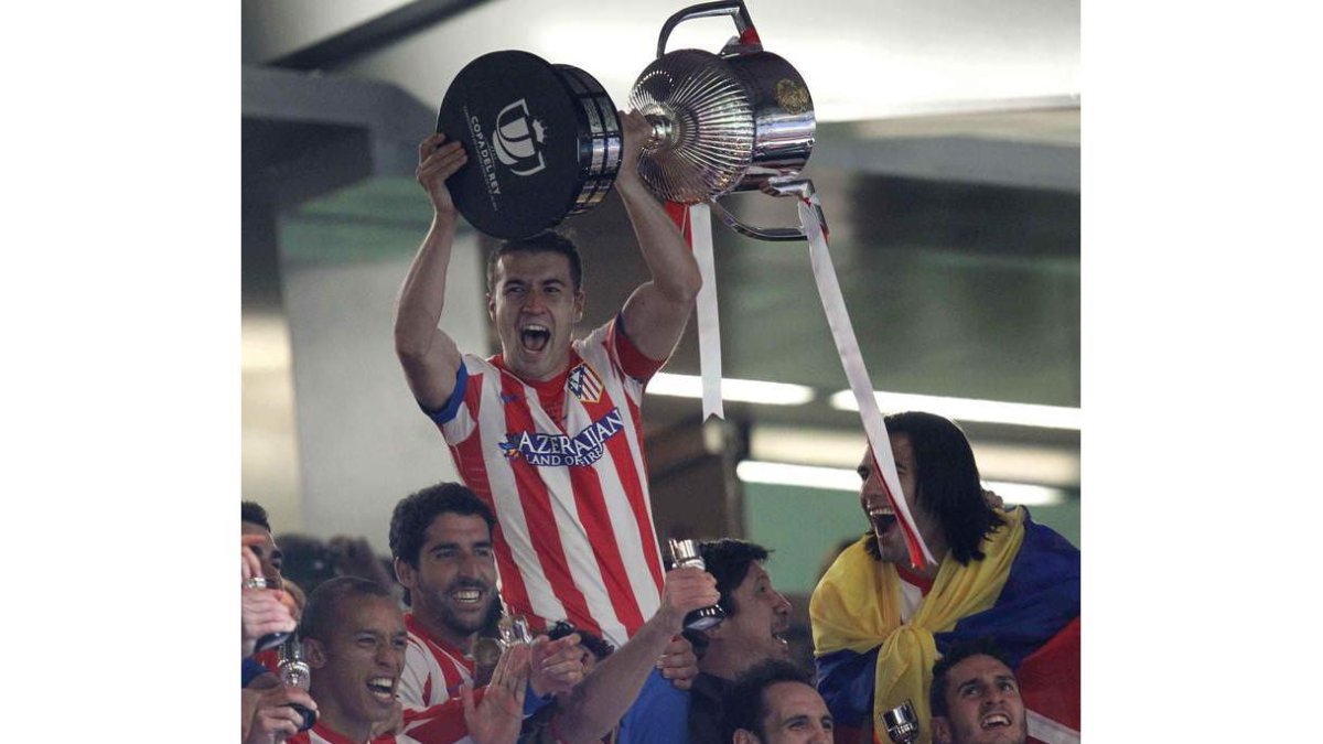 Gabi levanta la Copa en el Bernabéu junto al resto de futbolistas del Atlético. Falcao rompió a llorar tras la victoria y los jugadores del Madrid terminaron abatidos.
