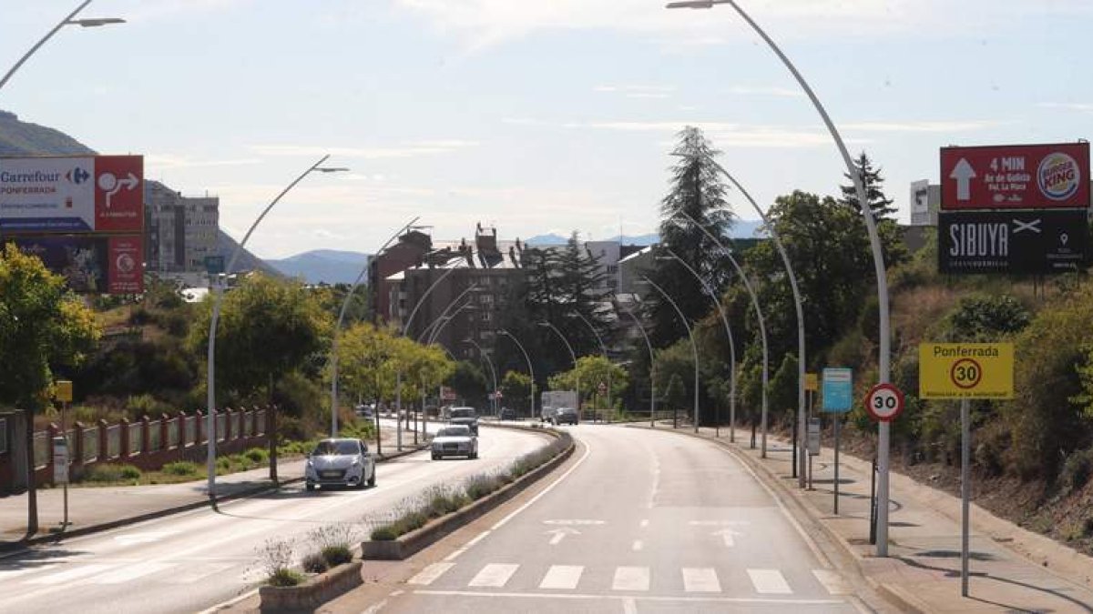 Tramo entre la glorieta de los ciclistas y la del Cine, zona 30 por su alto tráfico, ayer. ANA F. BARREDO