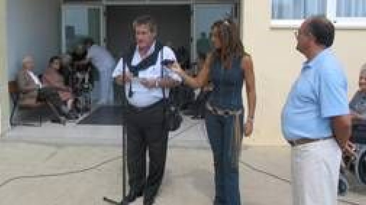 El columnista del Diario de León Chencho pronunciando el pregón