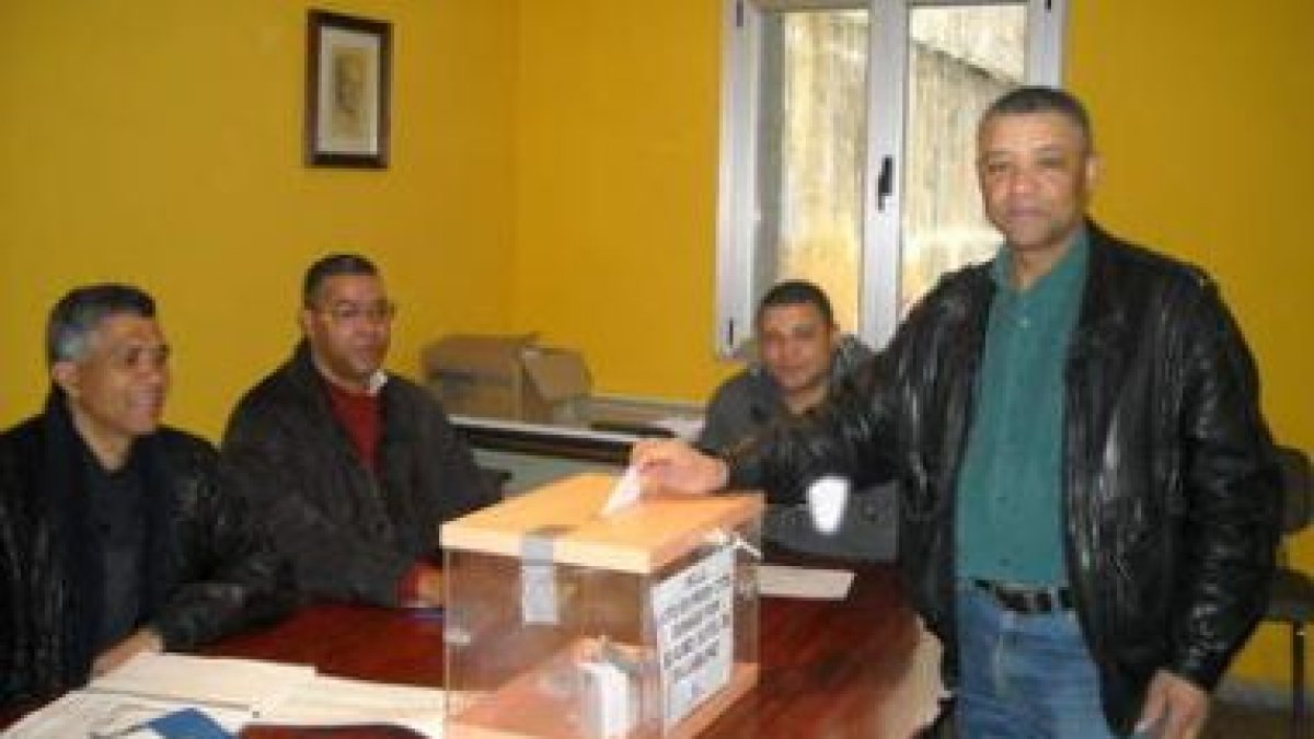 Los caboverdianos residentes en Villablino votaron en la sede de UGT de la capital lacianiega.