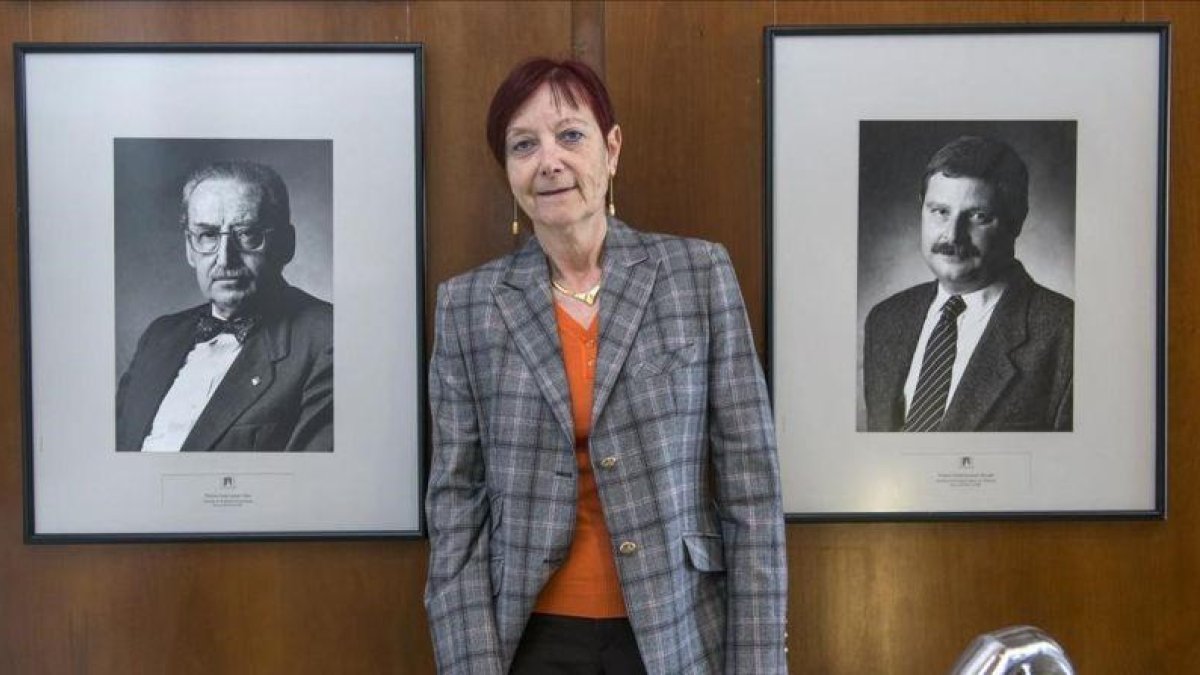 La rectora de la Universidad Autónoma de Barcelona (UAB), Margarita Arboix, posa junto a la imagen de dos de sus predecesores, poco después de su elección.