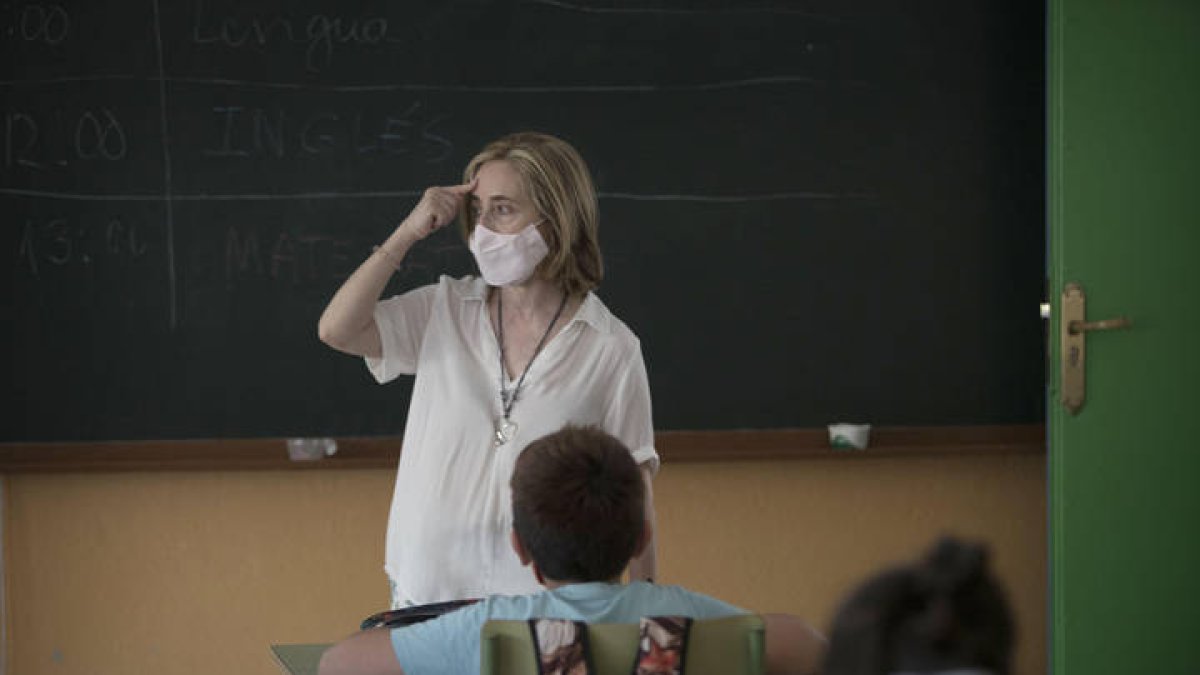 Un profesor da clase en un aula de León el curso anterior. JESÚS