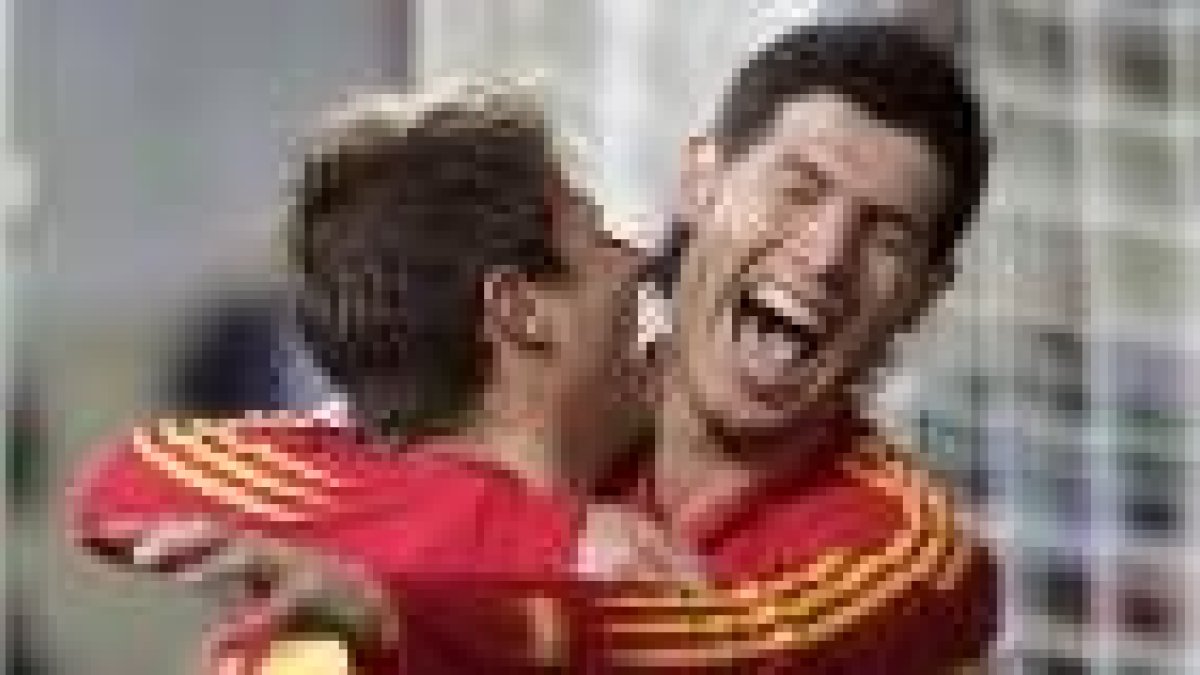 Luque y Joaquín celebran el gol que abrió la cuenta española