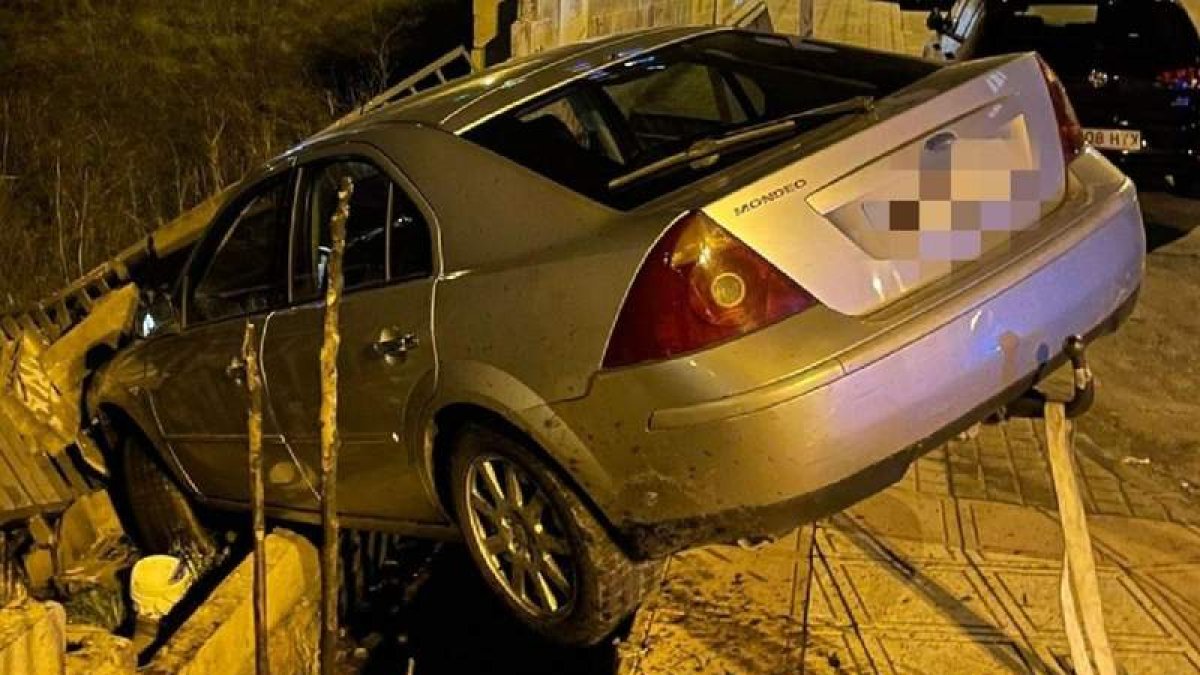 Estado en el que quedó el coche, empotrado contra la valla en la avenida del Sil. POLICÍA MUNICIPAL