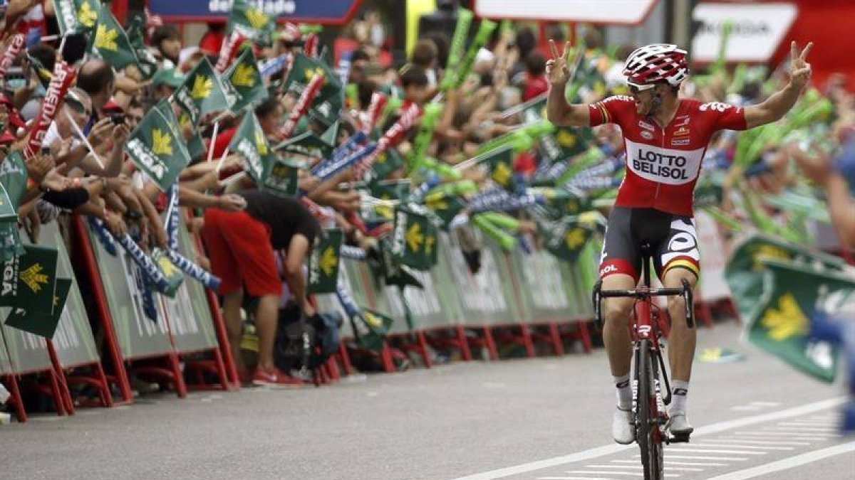 El ciclista australiano del equipo Lotto Adam Hansel celebra su victoria en la decimonovena etapa de la Vuelta.