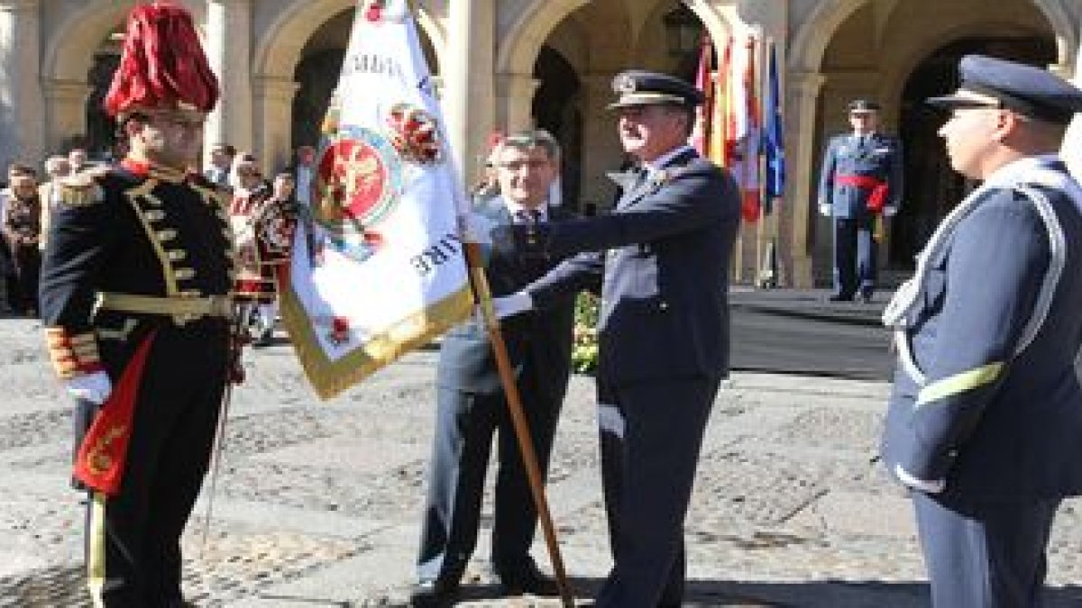 El coronel Pablo Castillo recibe de manos del alcalde de León el estandarte que abrirá el desfile.