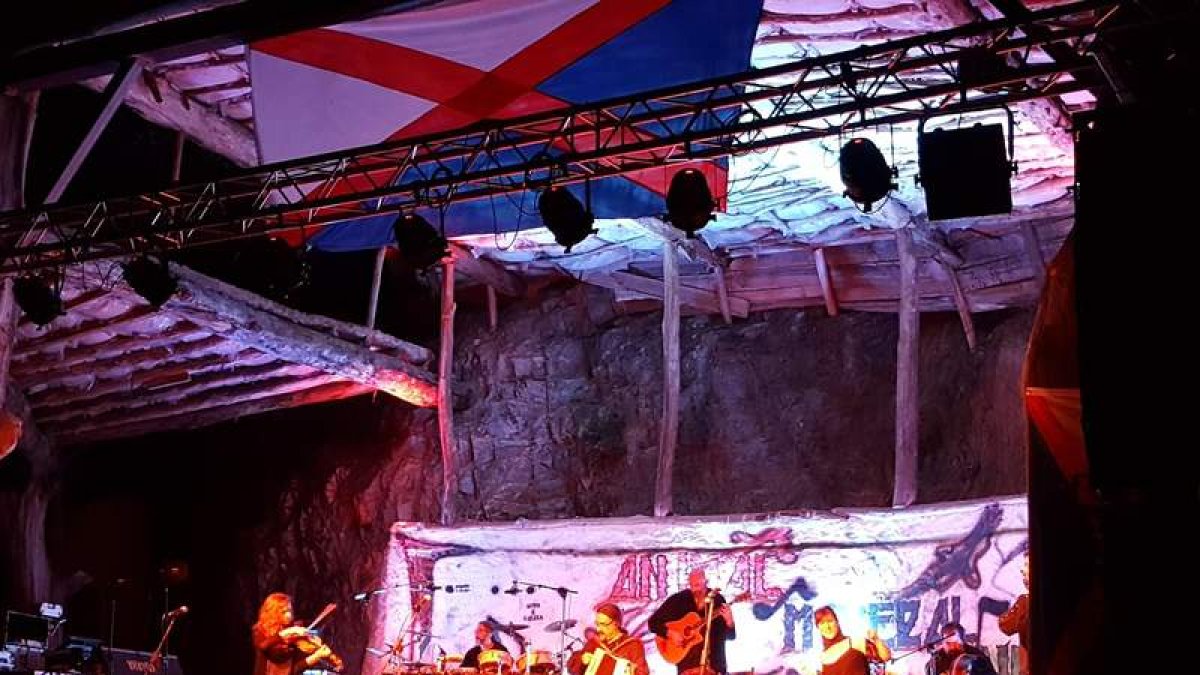 La bandera del Bierzo presidía el escenario en el que mandaron Luar na Lubre y Aira da Pedra. M. F.