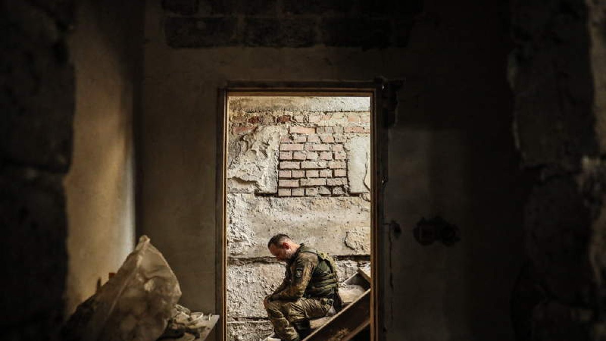 Un militar ucraniano descansa en un edificio en una posición de primera línea en Donetsk. OLEG PETRASYUK