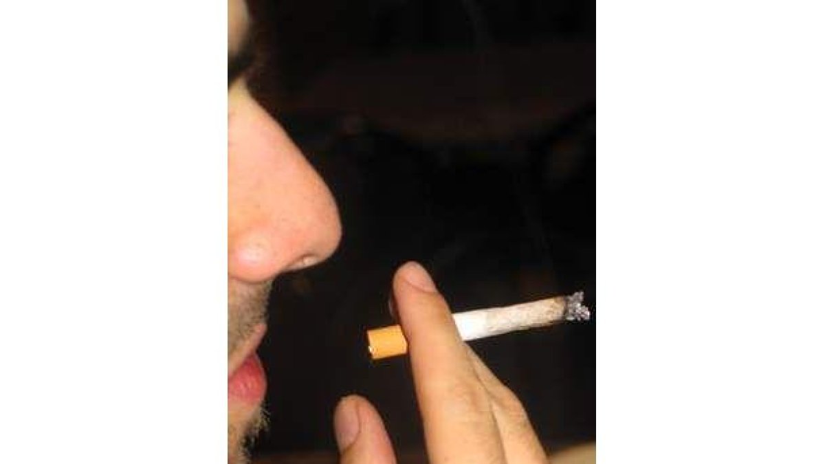 Un joven consumiendo un porro, en una imagen de archivo.