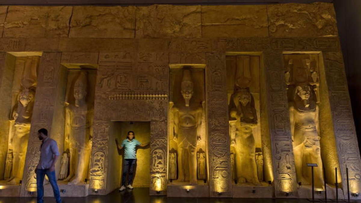 El artesano egipcio Hany Mostafa presenta en el Pabellón de la Navegación en Sevilla su exposición ‘Ramses, Rey de Reyes’.