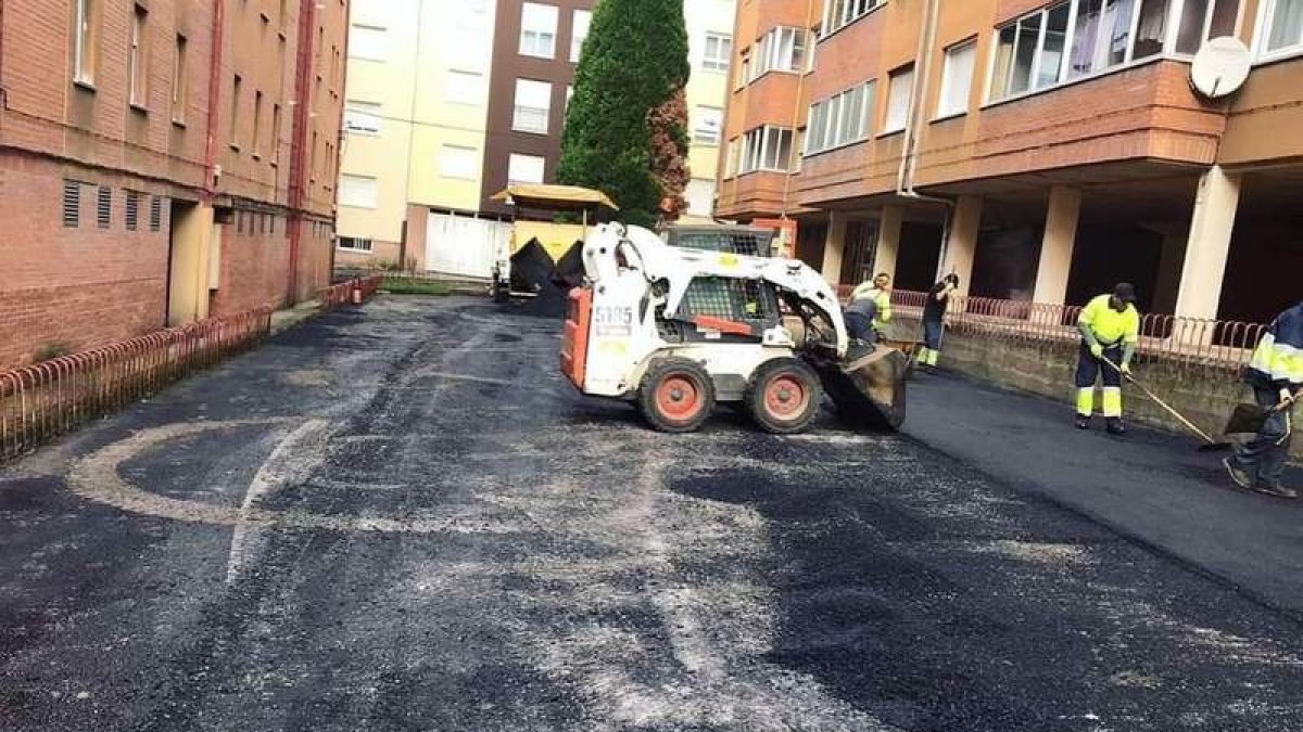Actuación de asfaltado en una de las calles de Villablino. DL