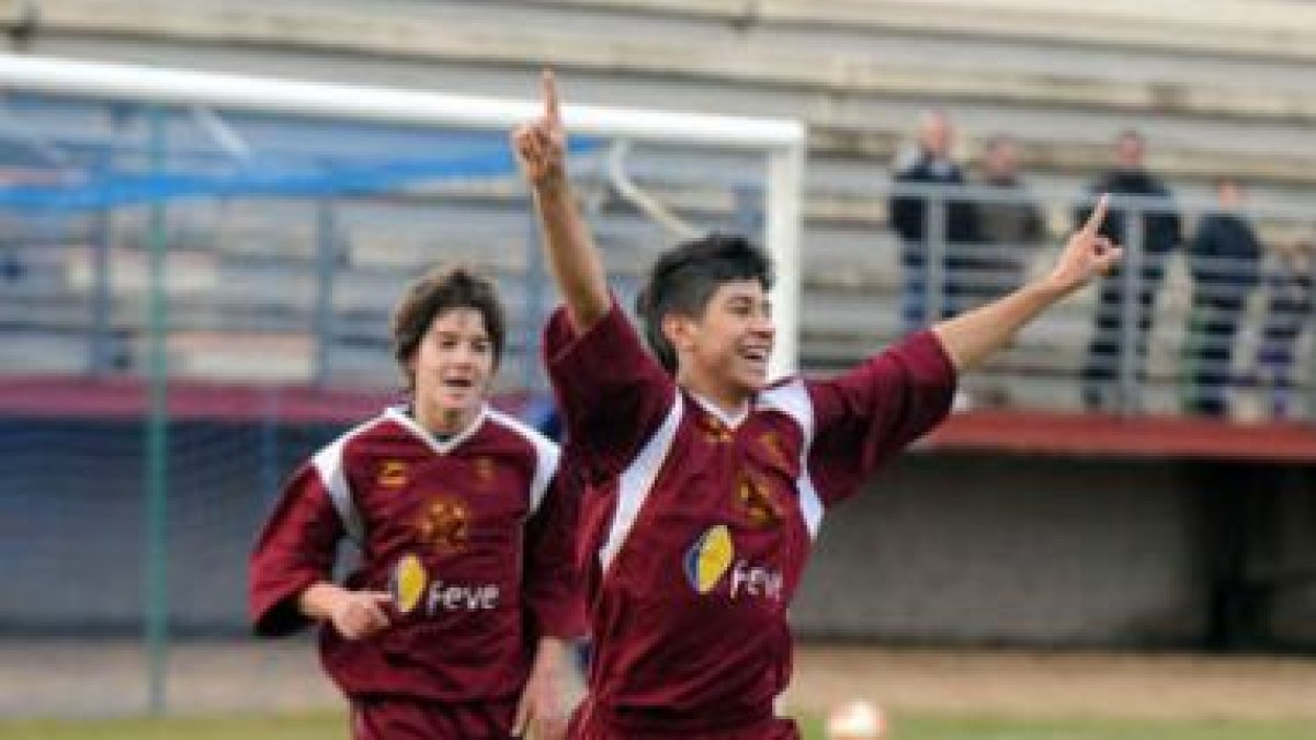 Lucas Rodrigues celebra la consecución del gol leonés.