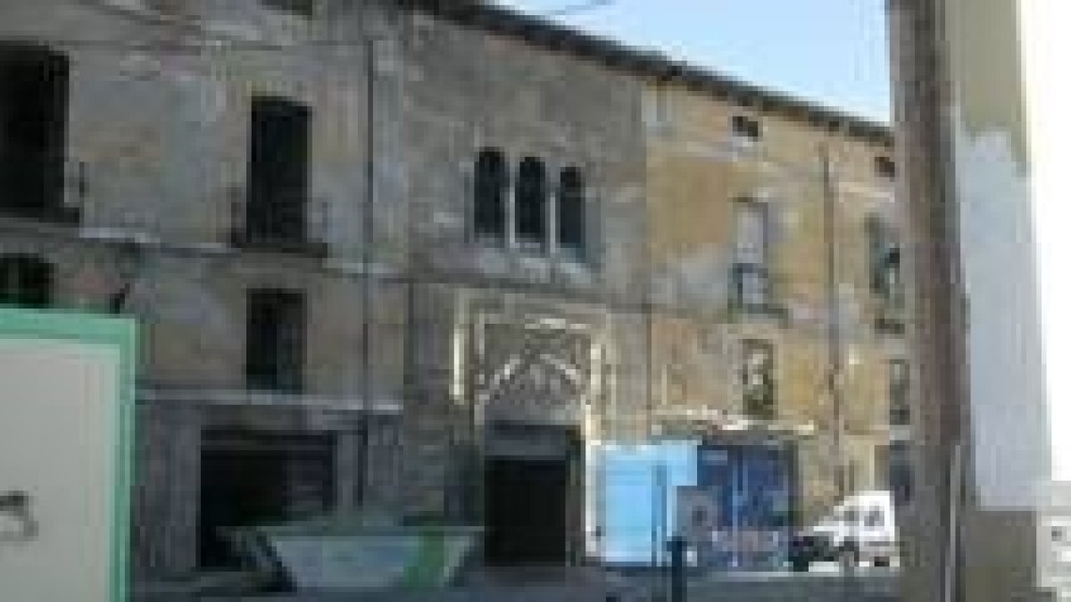 El palacio tiene el mismo aspecto que en el año 2004, cuando comenzaron y se detuvieron las obras