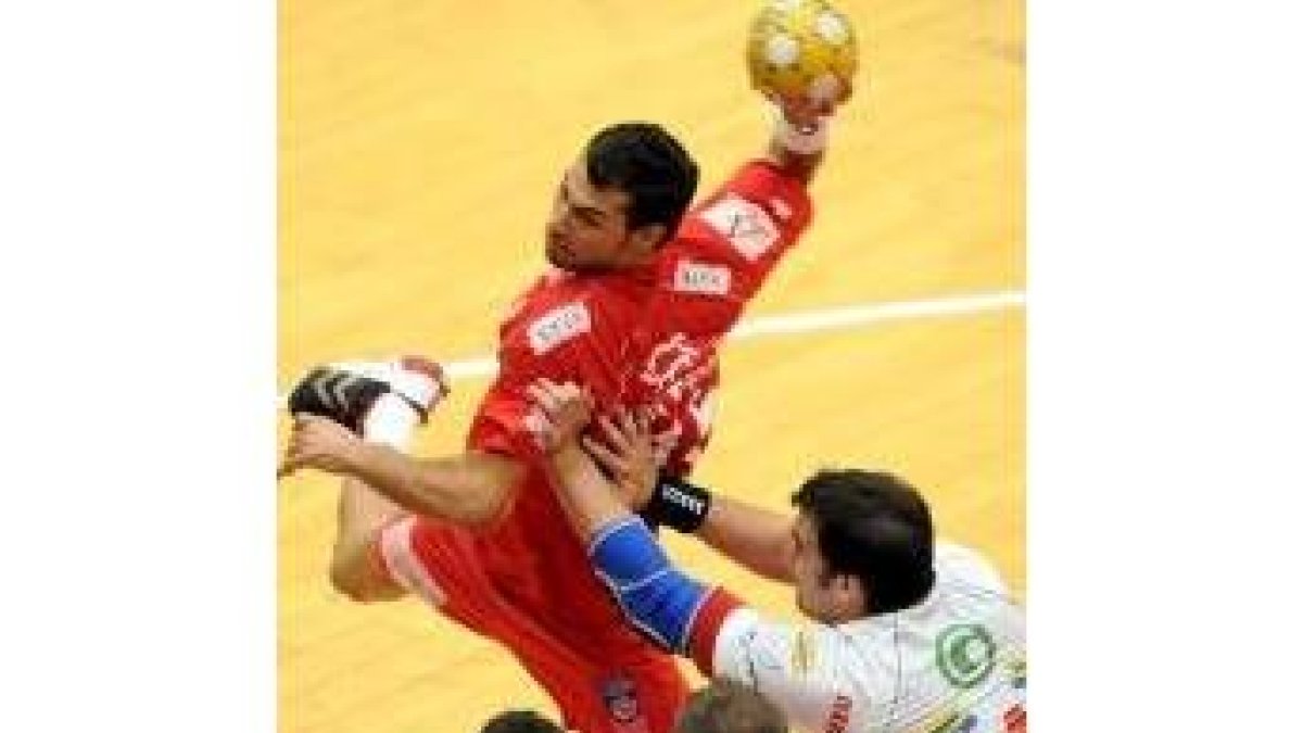 Jordi Ribera sigue desde la banda una acción del juego en el partido de ayer