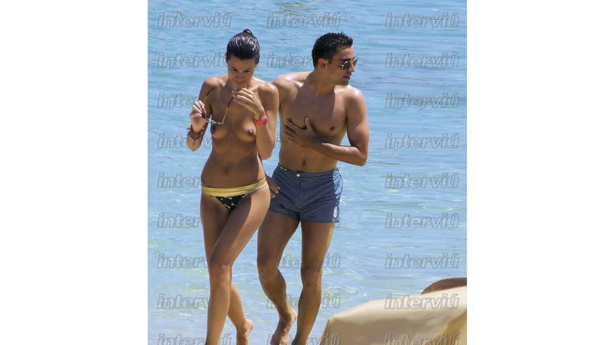 Núria Cunillera y Xavi Hernández, en una imagen de 'Interviú'.