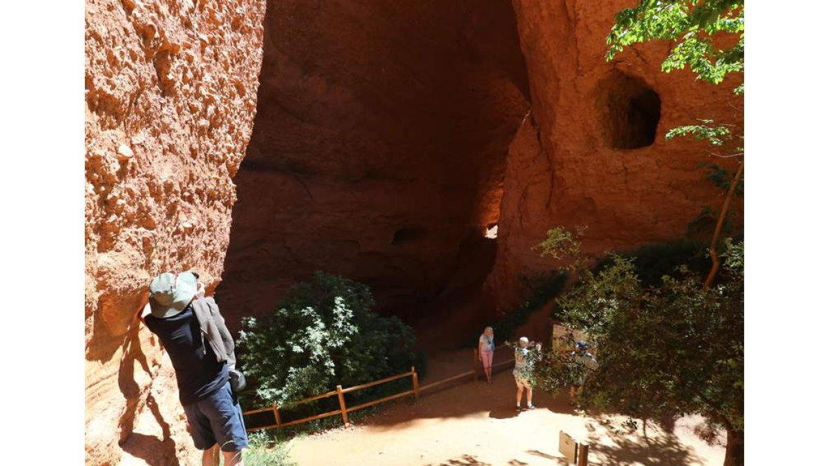 Visitantes de Las Médulas en la cueva de La Encantada en el pasado verano. L. DE LA MATA