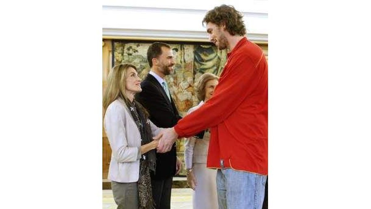 Los Príncipes de Asturias y la Reina Sofía junto a Gasol