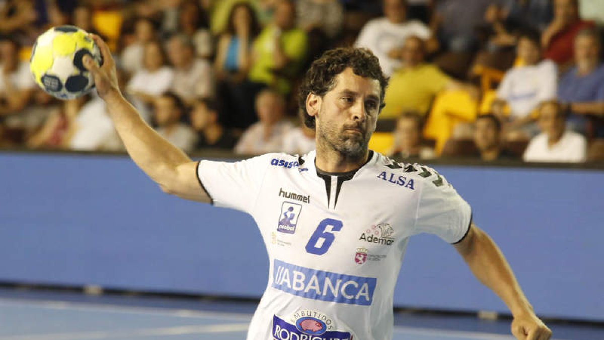 Juanín lanza un penalti en la última edición de la Copa del Rey, celebrada en León. F. OTERO PERANDONES