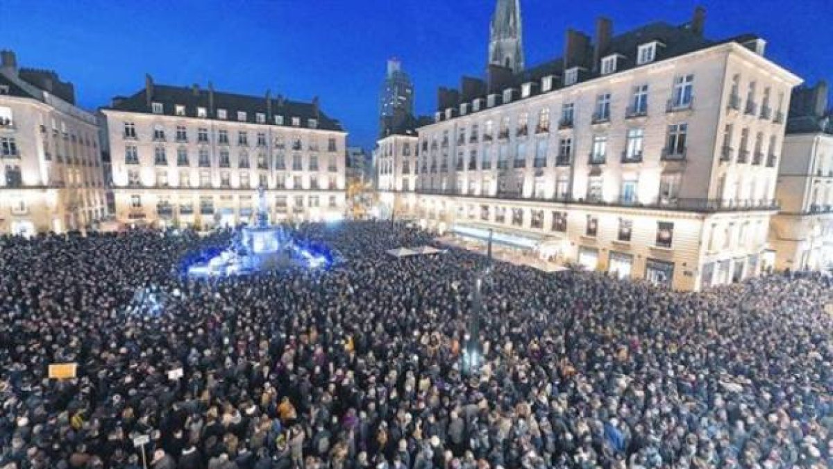 Concentración multitudinaria en la Place Royale de Nantes.