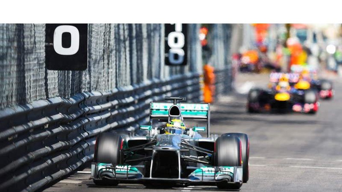 Nico Rosberg cruza en primer lugar la meta del circuito monegasco en el que le escoltaron en el podio los ‘red bull’ de Vettel y Webber. Alonso sólo pudo ser séptimo.