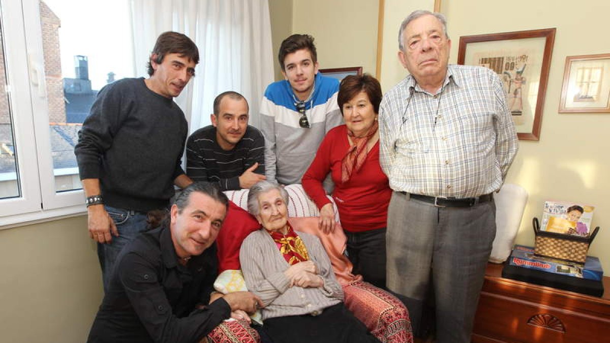 Manola Rodríguez Nieto posó el domingo junto a su familia para celebrar su cumpleaños.