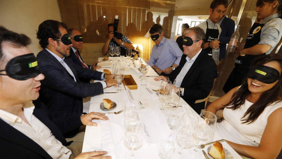 Algunas de las autoridades asistentes a la comida. MARCIANO