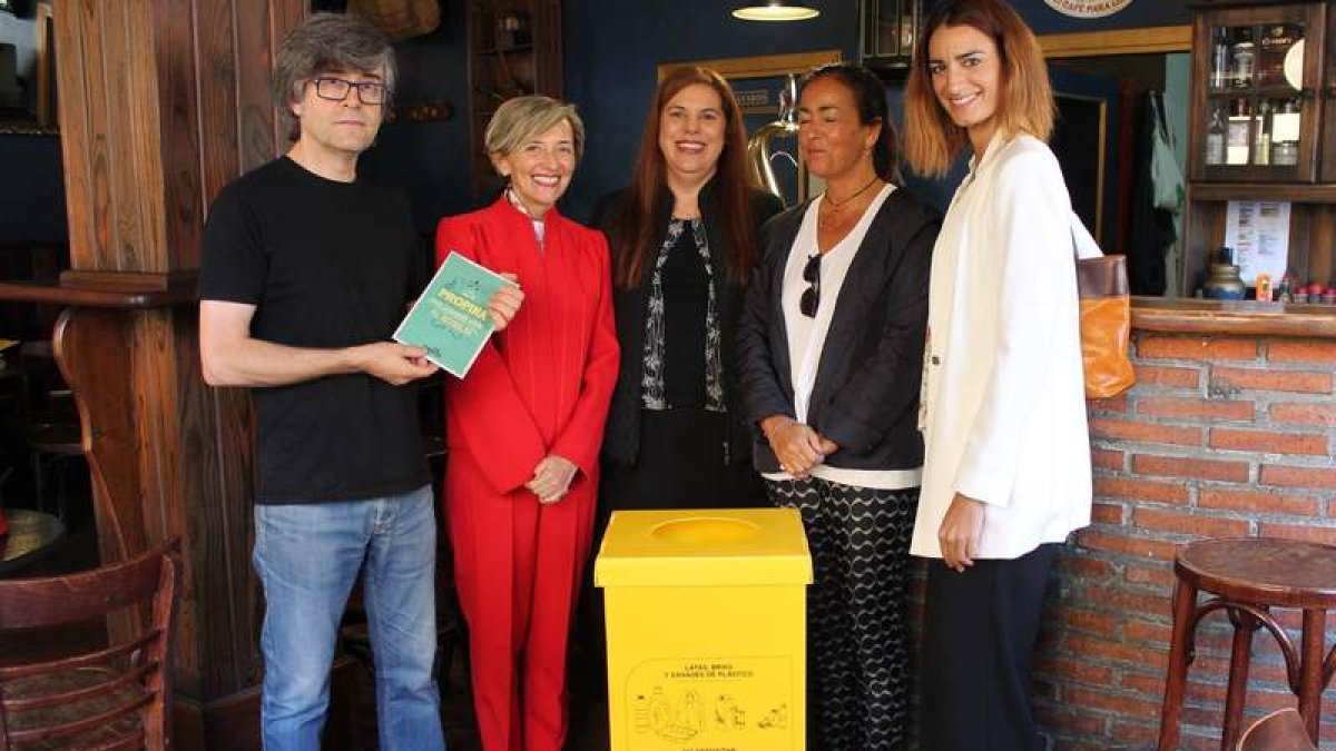 La concejala Ana Franco junto con miembros de Ecoembes y hosteleros de la zona del Húmedo. DL