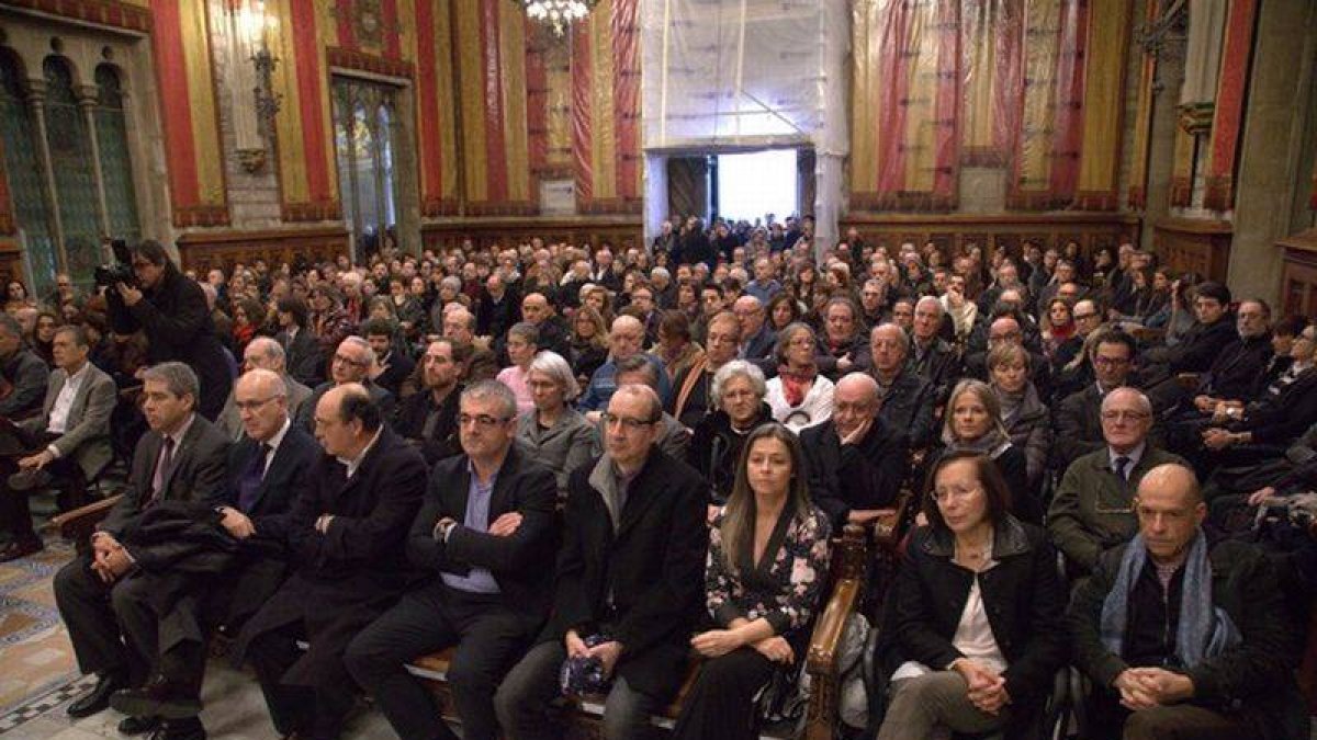 Políticos, periodistas, personalidades culturales y ciudadanía han llenado el Saló de Cent en el homenaje a Joan Barril.