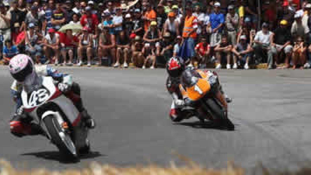 Manuel Hernández (43) en el momento de superar a un Daniel Sáez (1) que había comandado la categoría