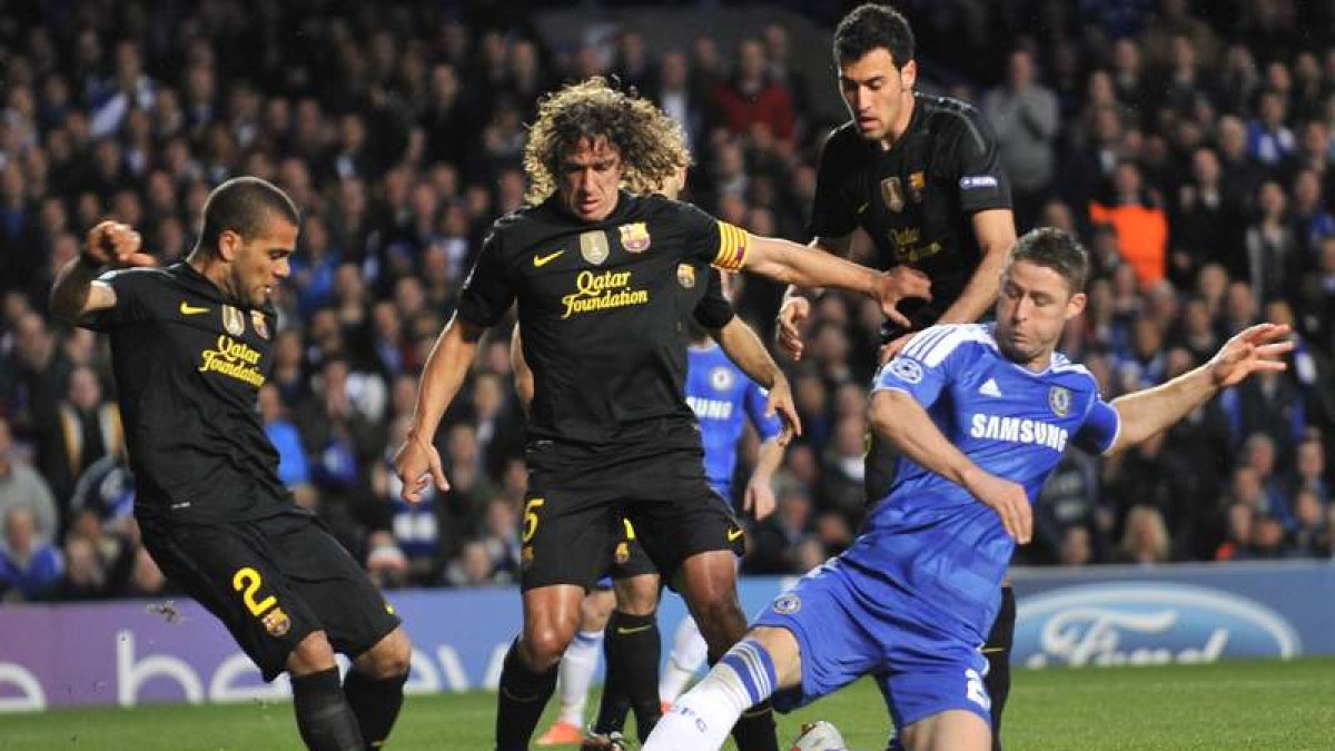 Gary Cahill lucha por el balón con Alves, Puyol y Busquets.
