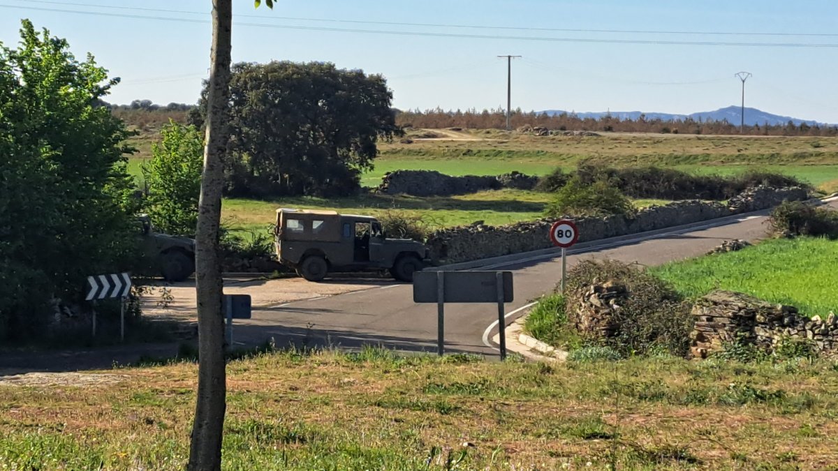 Uno de los vehículos militares parado en la carretera afectada. DL