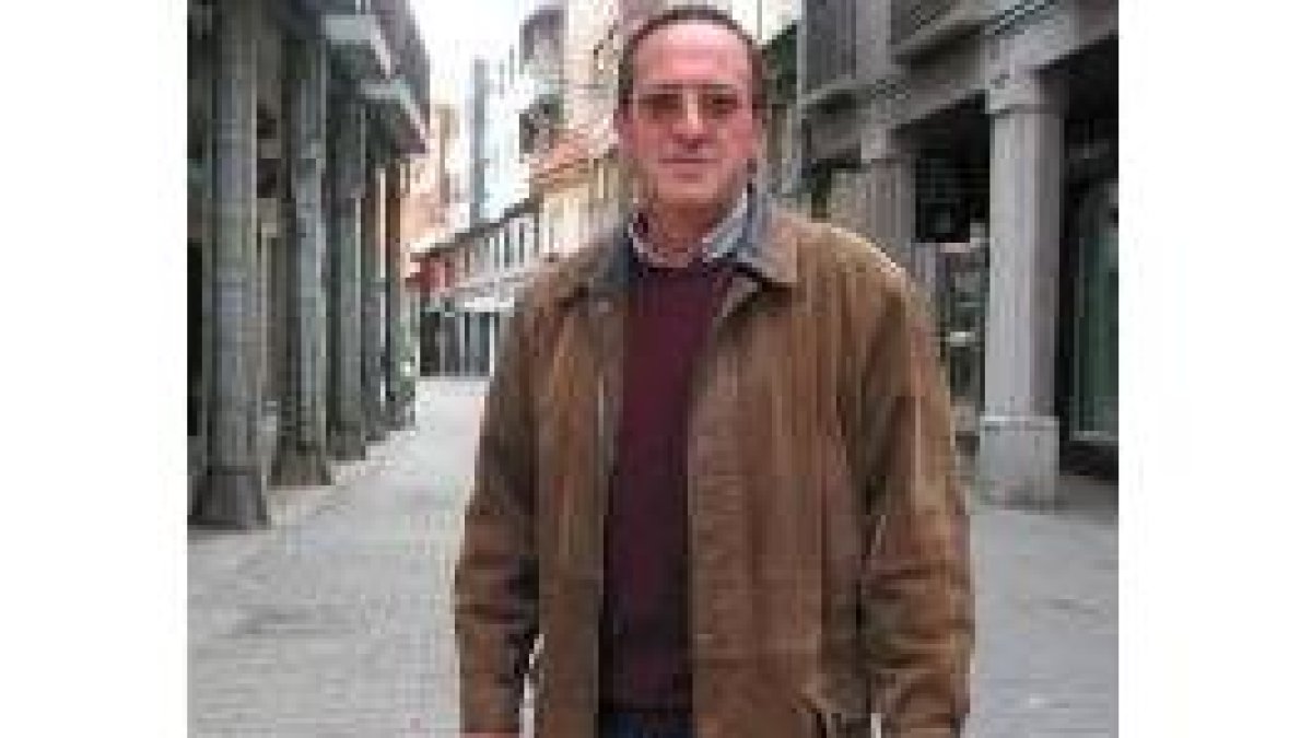 Virgilio Carro, presidente de Ageba, posa en una céntrica calle de La Bañeza