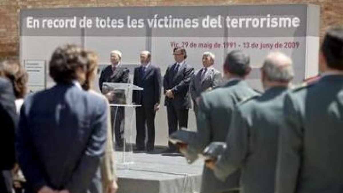 Rubalcaba, durante el homenaje a las víctimas del atentado de Vic ocurrido hace 18 años.