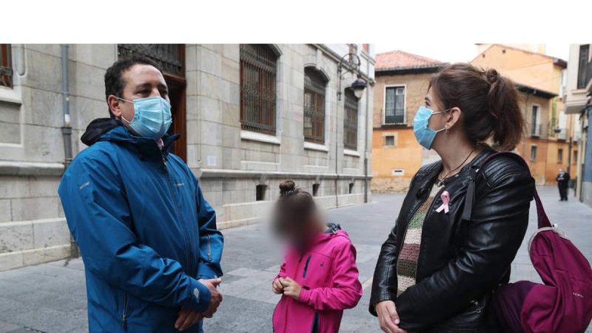 La familia de Félix Huidobro y Beatriz Ibán ante la oficina del Procurador del Común en octubre. RAMIRO