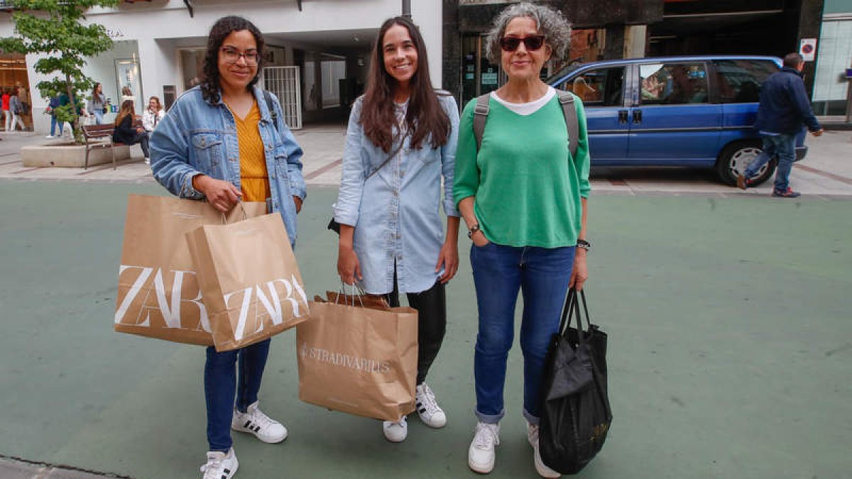 Andrea, Lara y Mónica aprovecharon para reunirse. MIGUEL F.B.