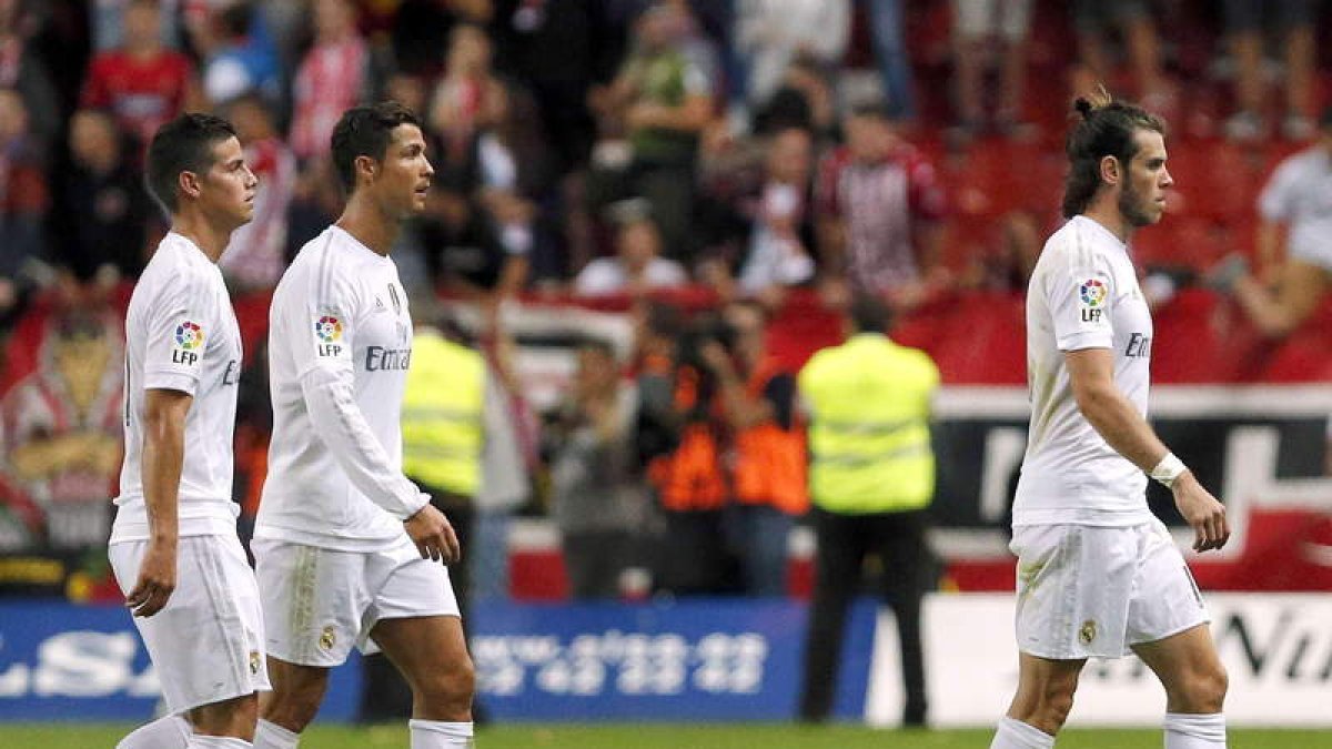 Cristiano, James y Bale abandonan el césped de El Molinón.