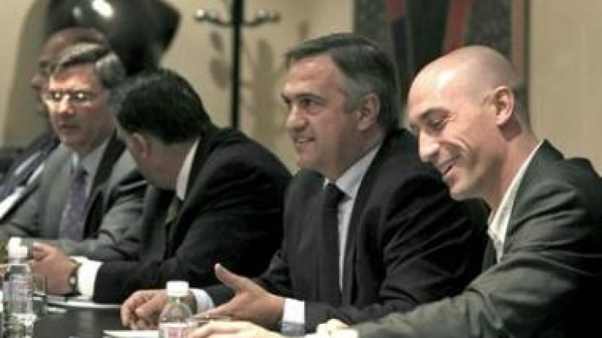 Luis Rubiales, a la derecha, y José Luis Astiazarán, a su lado, durante la reunión.