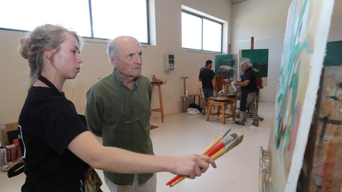 El pintor Antonio López comenzó ayer los Talleres de Verano organizados por Cian-m. L. DE LA MATA