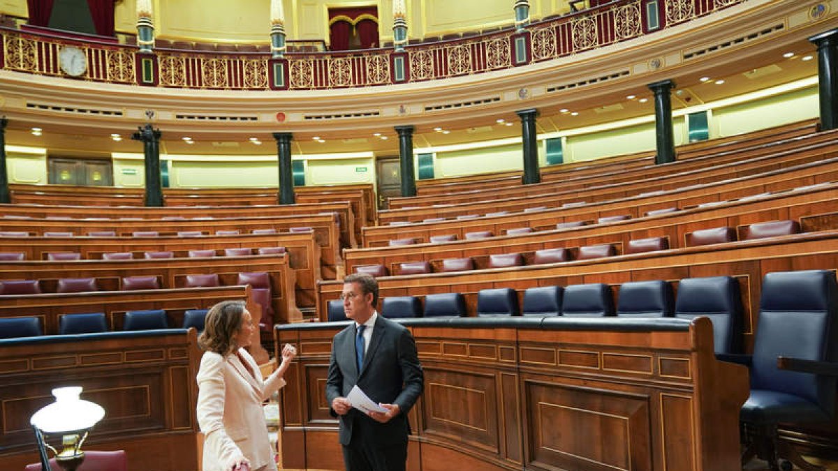 Feijóo y Cuca Gamarra preparan el Debate de la Nación ayer, en el Hemiciclo del Congreso. DIEGO CRESPO