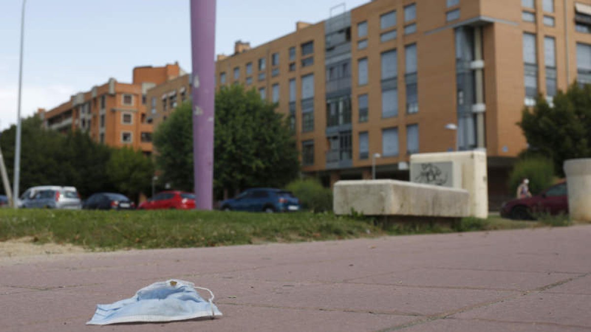 Una mascarilla tirada en el suelo. FERNANDO OTERO PERANDONES