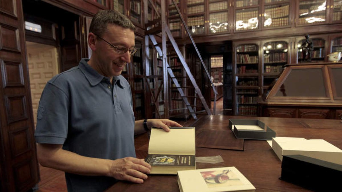 El escritor leonés Pablo Andrés Escapa, en la Biblioteca del Palacio Real, donde desempeña su labor profesional. RAQUEL P. VIECO