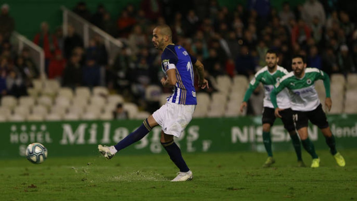 Yuri de Souza de la SD Ponferradina lanza el penalty  durante el partido de la Liga Smartbank Segunda División Jornada 15  entre el Real Racing club de Santander y la SD Ponferradina. LUIS DE LA MATA