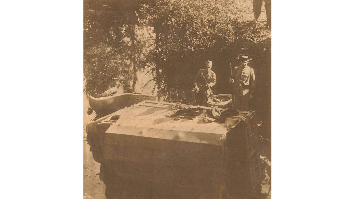 1. Camiòn de intendencia, ocupado por un sargento y nueve soldados, cuando regresaba de las maniobras militares e iba a La Coruña cuando fue asaltado en San Román de Bembibre por los revolucionarios.2. Un grupo de revolucionarios desciende de un camión en