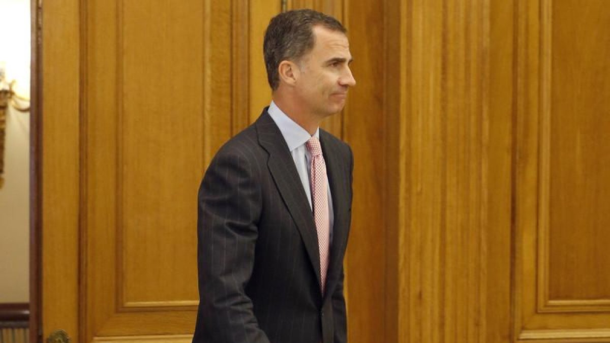 El Rey Felipe VI, que ha abierto esta mañana con gesto serio su ronda de consultas políticas tras el 26J, momentos antes de reunirse con el diputado de Nueva Canarias (NC), Pedro Quevedo