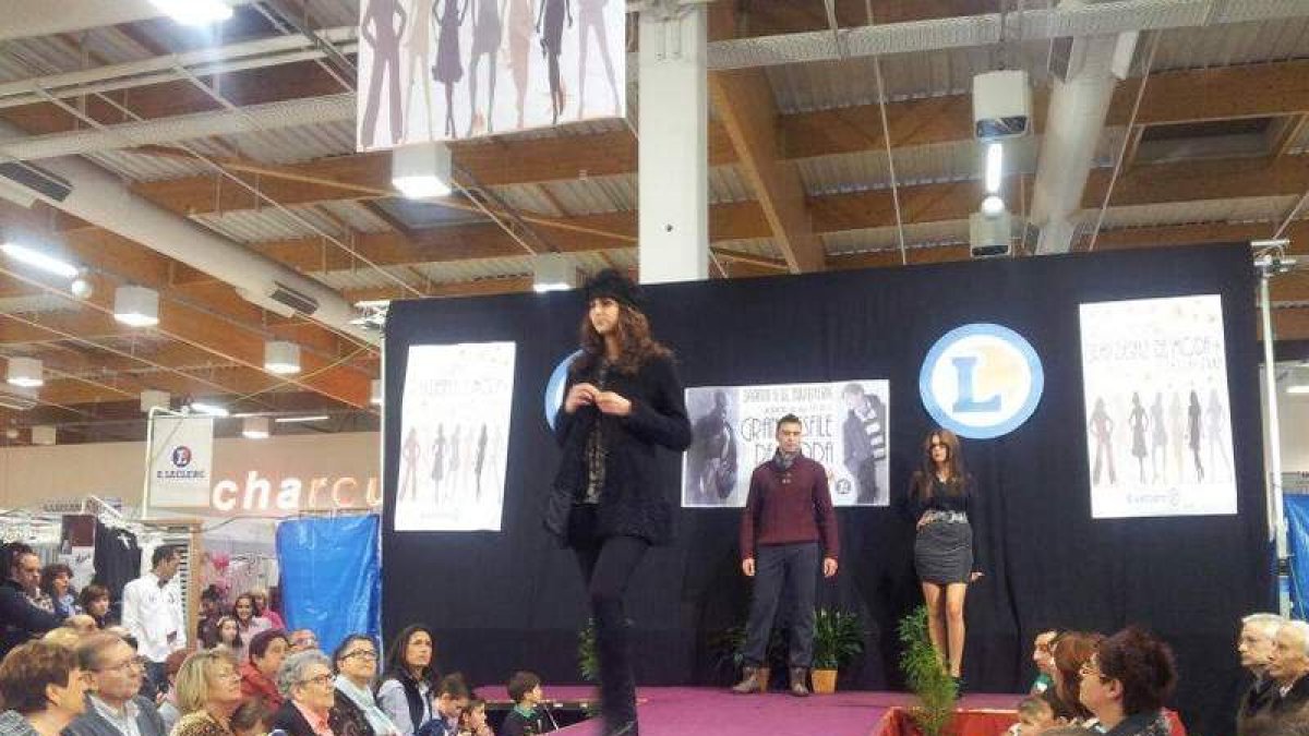 La pasarela se celebró ayer en el propio hipermercado.